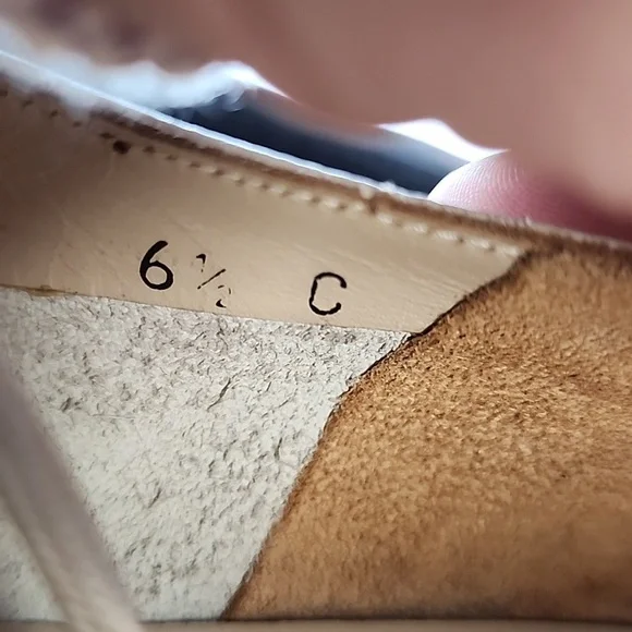 FERRAGAMO Cream & Tan Wingtip Laced Oxfords, Size 6½C - Picture 5 of 7